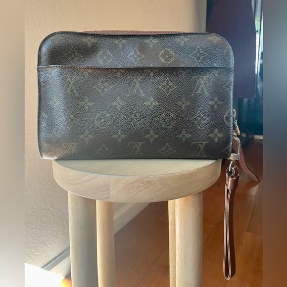 Adorable Louis Vuitton Monogram Wristlet/Pouch - Picture 14 of 14